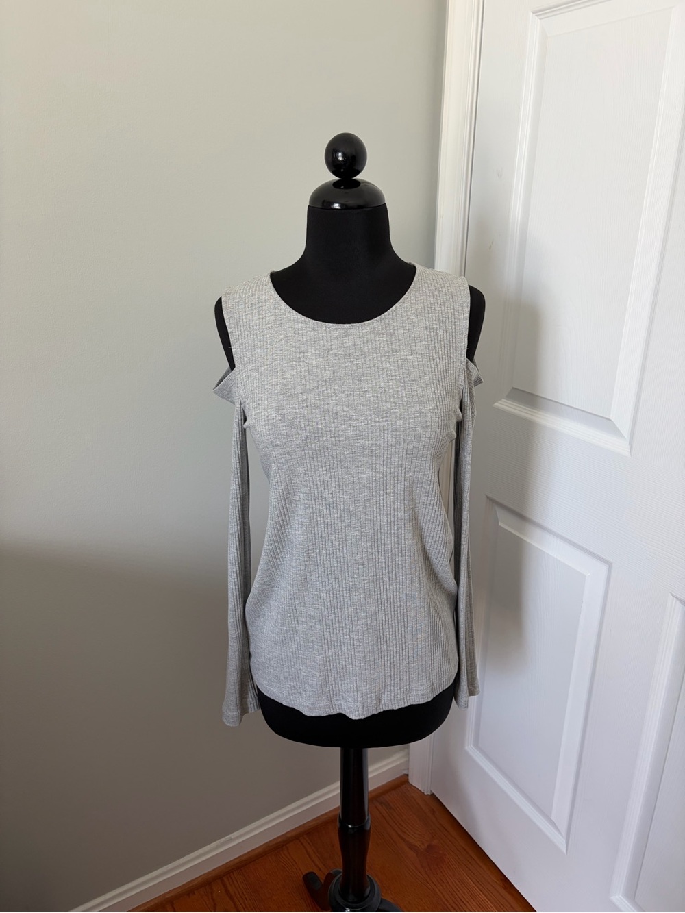 DREW, Gray, Pee-a-boo Shoulder, Long Sleeve,
Ribbed Top, Tags, Size Small